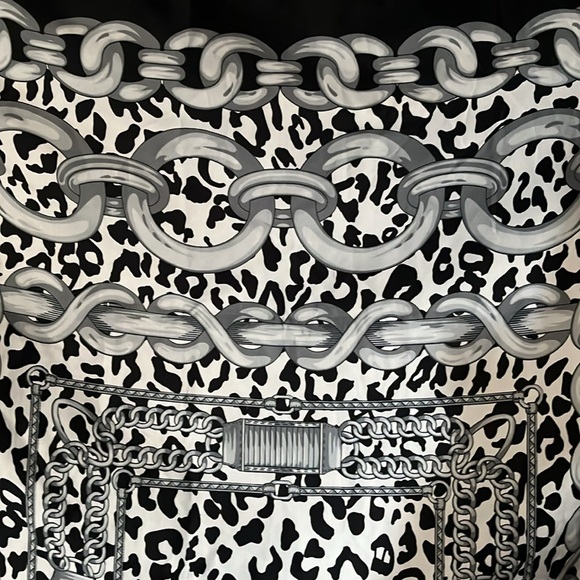 MADE IN ITALY 🇮🇹 LEOPARD & CHAINS BLACK EDGES 35” SCARF - Picture 9 of 11